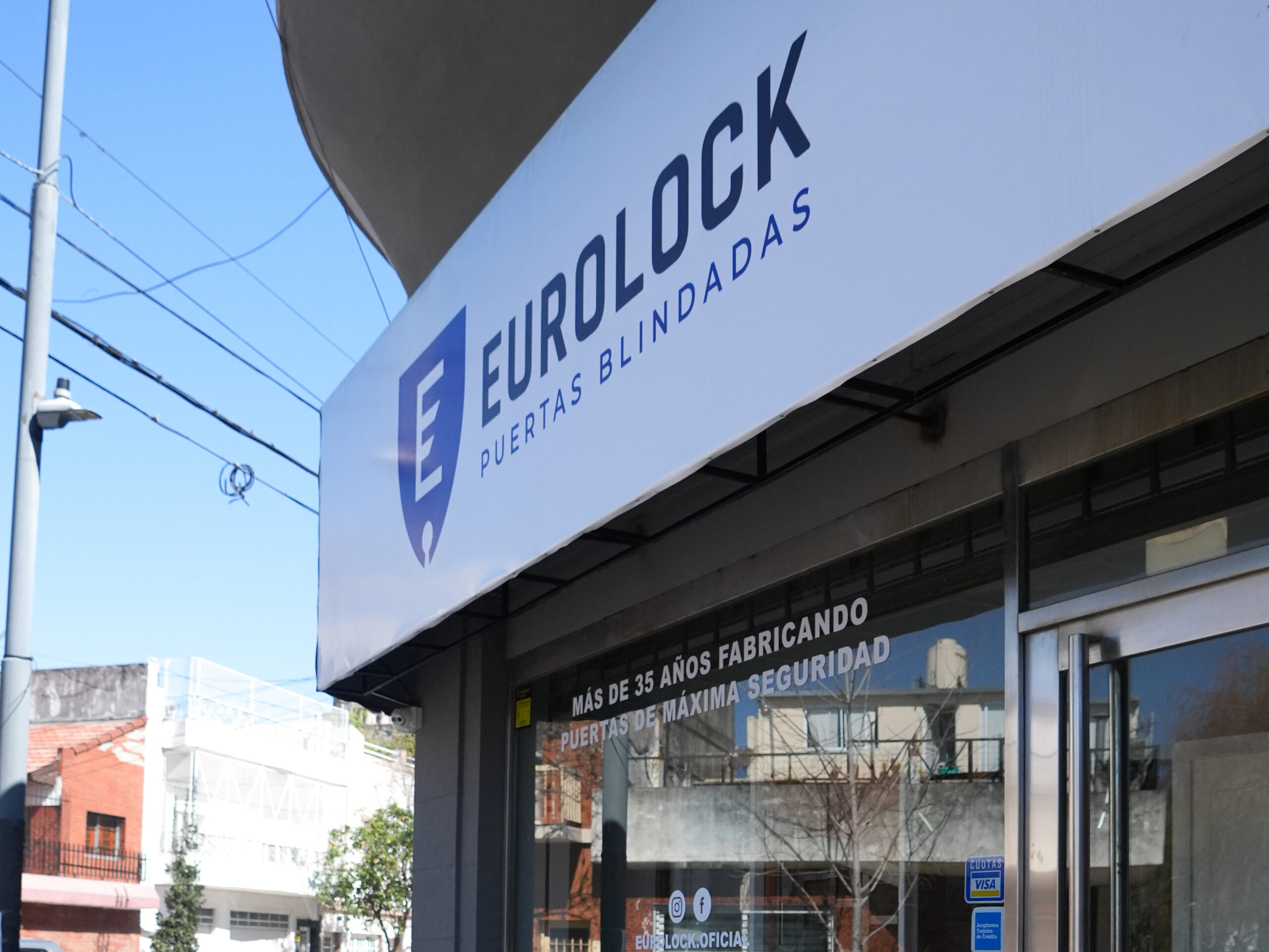 Fachada de la fábrica de puertas blindadas Eurolock en Buenos Aires