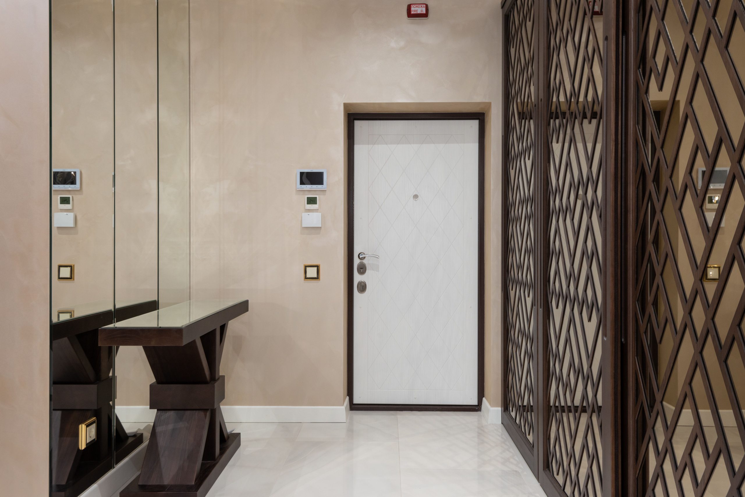 Puertas blindadas, con estructura reforzada, instaladas en una vivienda