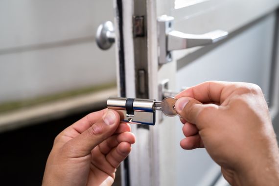 Profesional analizando el cilindro de una cerradura