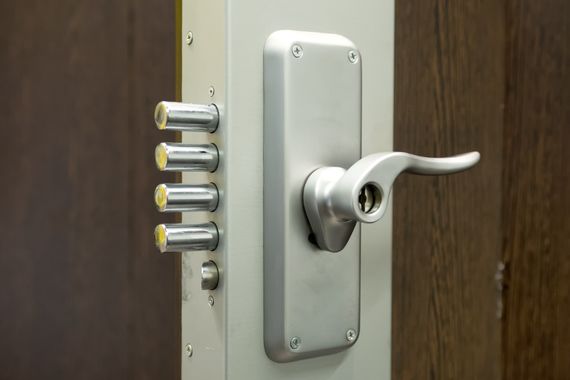 puertas blindadas con barras de cierre horizontales